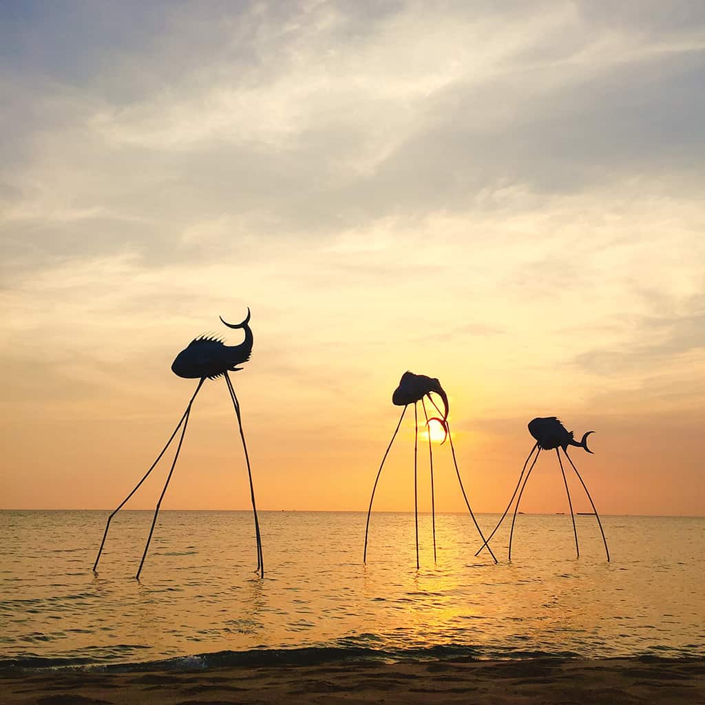 Đảo Ngọc hay Con Đảo là một trong những điểm đến hấp dẫn nhất của Việt Nam với biển xanh nước trong, núi non hùng vỹ, rừng xanh sát biển và cảnh quan hoang sơ nên thơ.