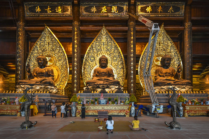 Ba bức tượng Phật trong điện Tam Thế. Ảnh: Huy Dương.